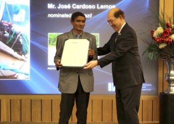 Pescador brasileiro é homenageado na IMO por salvar náufragos de uma embarcação de passageiros no Pará