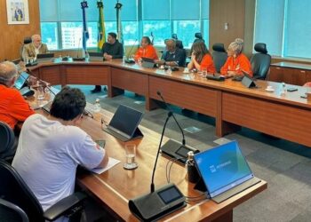 Jean Paul Prates recebe entidades sindicais após protesto contra o PED