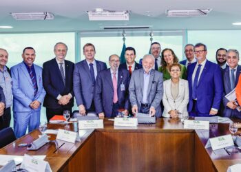 Em reunião com Lula, Conttmaf defende limites para afretamento de navios estrangeiros pela Petrobras