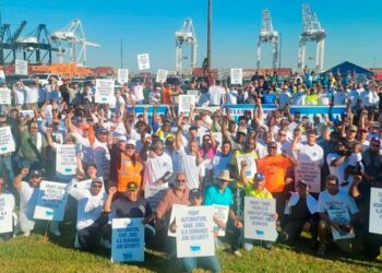 Greve de trabalhadores portuários paralisa operações nos EUA