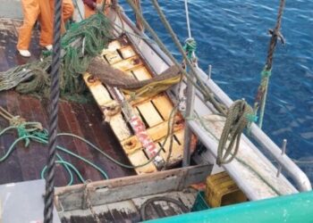 Busca de pescadores leva a destroços de barco desaparecido